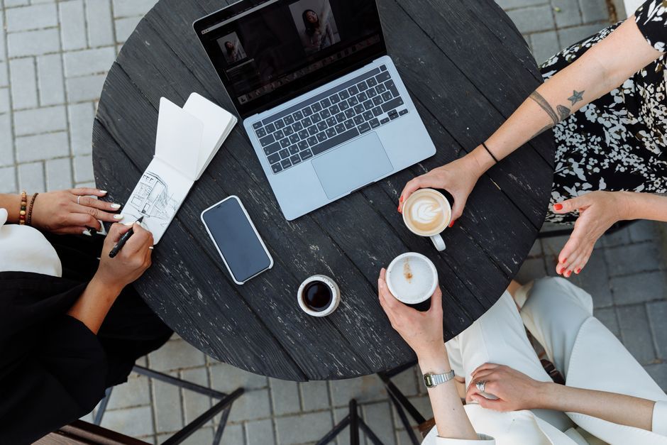 Entraide freelance : 5 groupes privés qui recrutent en 2026